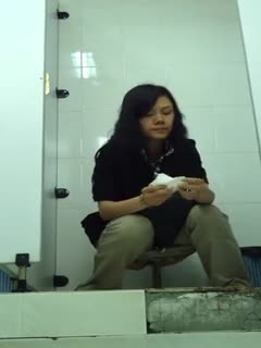影片名称：【厕所偷拍】商场厕拍大眼萌妹一脸心事
