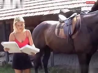 金发在动物症的场景中沿马提供裸体-api