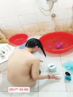 影片名称：偷拍良家娇妻卫生间全裸洗头沐浴