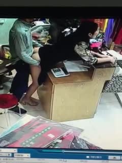 影片名称：服装店老板偷情操服务员,不小心被监控捕捉到了,女的很配
