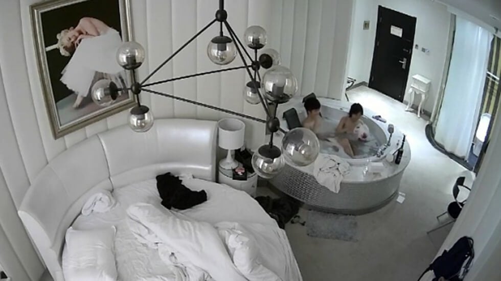 影片名称：360酒店摄像头偷拍-晚上加完班出来开房减减压的白领小情侣尝新在浴缸里做爱