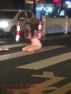 最新门事件醉酒女半夜脱光光在马路中间模拟性交被路过的司机按喇叭围观喝彩-api